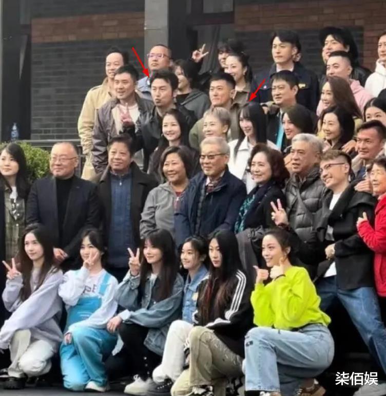 翟煦飞 雷佳音乘高铁回家，发型邋遢被指像大爷，老婆却一身潮牌美得耀眼