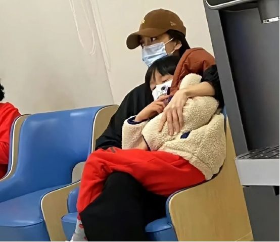 杨颖闺蜜晒圣诞大合照,吴千语打入香港富婆圈,杨颖忙着带娃