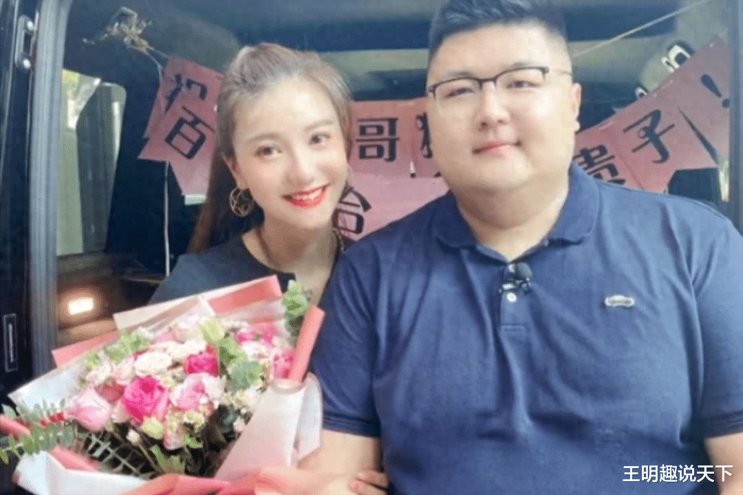 一周掉粉100w,贱卖妻子化妆品,豪车仅卖7000,起底猴哥的翻车路