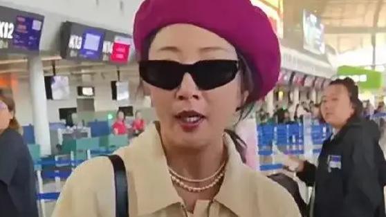 44岁殷桃“断崖式”衰老，机场路透曝光，老气难看浑身廉价感十