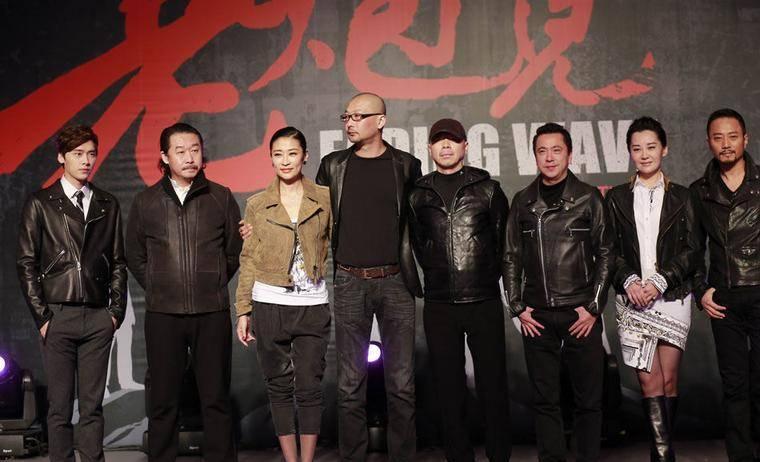 冯小刚|冯小刚近照曝光,不敢站C位而站后排,再也没以前的气势了