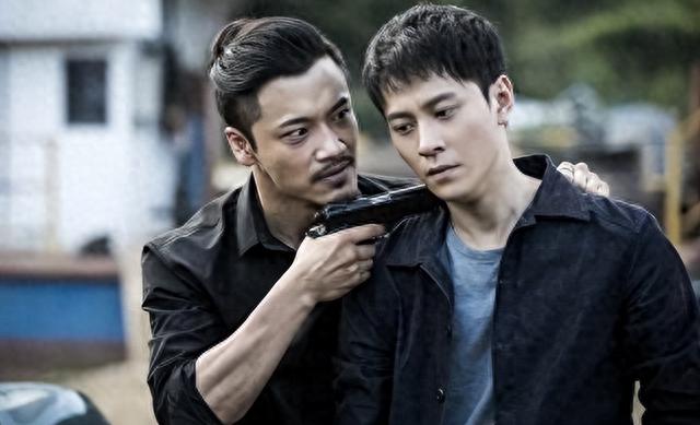 他出道18年不温不火,父亲是《新闻联播》主播,母亲是央视主播