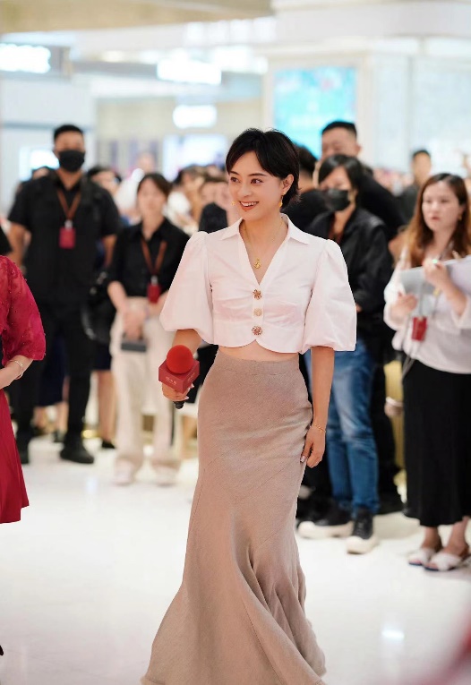 孙俪武汉活动生图,礼裙皱巴一股地摊味,眼睛球出似养生过度