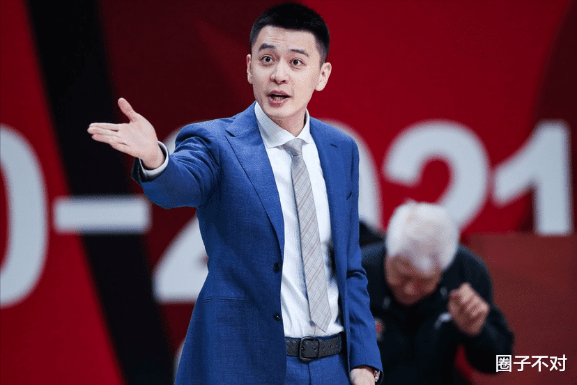 杨鸣官宣结束十年婚姻, 21年被爆出小三穿情侣装,妻子出面平息!