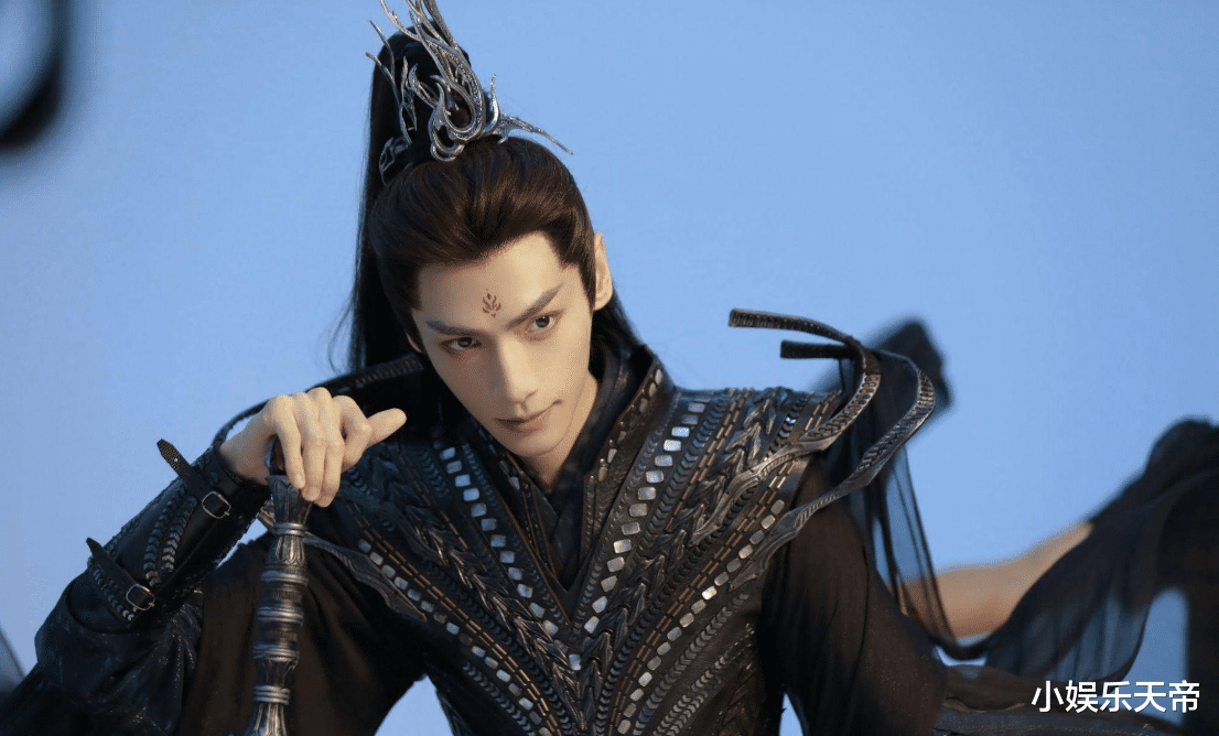 |67岁王晶被曝酒店遭性感美女强塞房卡,表情淡定,网友:见过世面