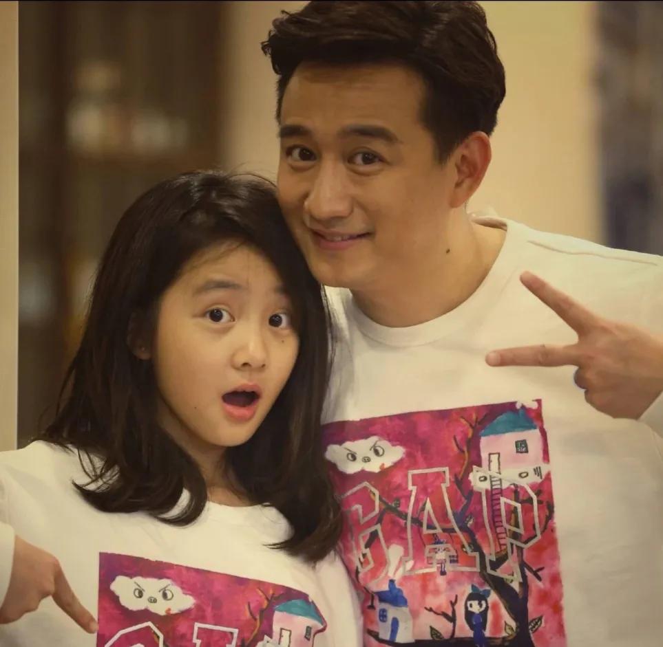 黄忆慈|黄多多喜提“绝望的文盲”称号,其就读的国际学校惹争议