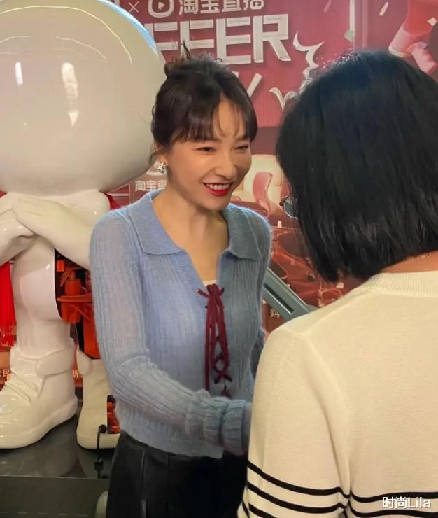 吴昕“阿里巴巴园区”露面，身材纤挑、脸颊饱满，41岁真年轻