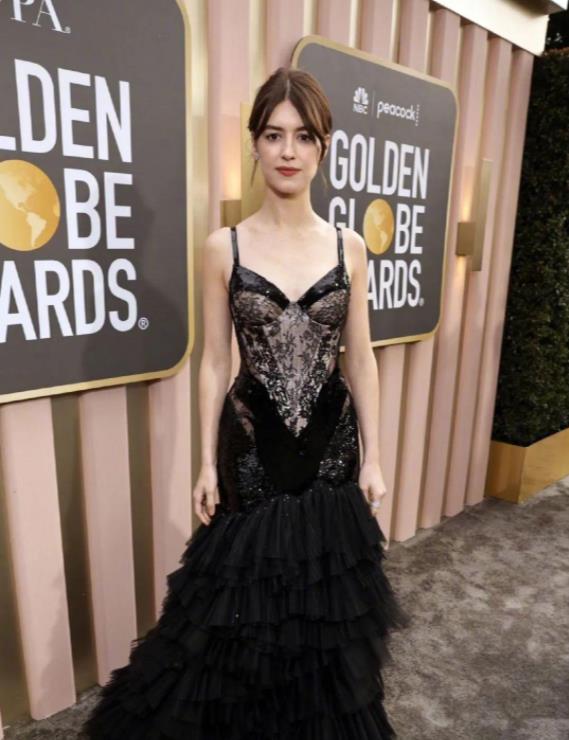 保湿 金球奖红毯现场！赛琳娜身材丰满，丽兹发型惹眼，艾玛中性风个性