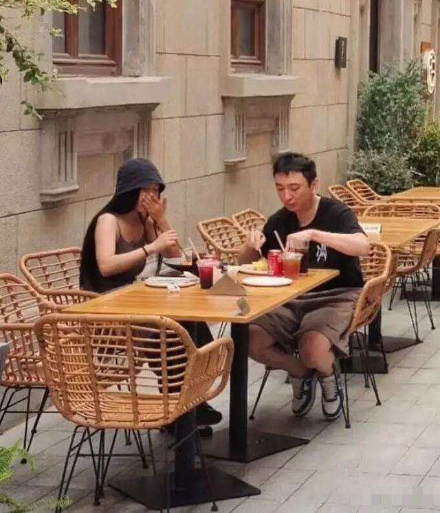 王思聪|35岁王思聪消瘦认不出！2名年轻侍女陪逛街，数名保镖随行保护