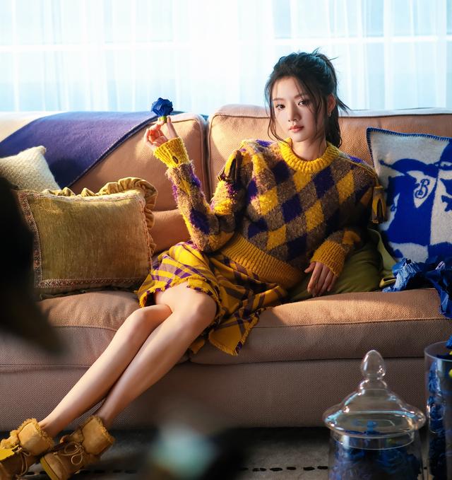 任敏高马尾撞色连衣裙简约时尚