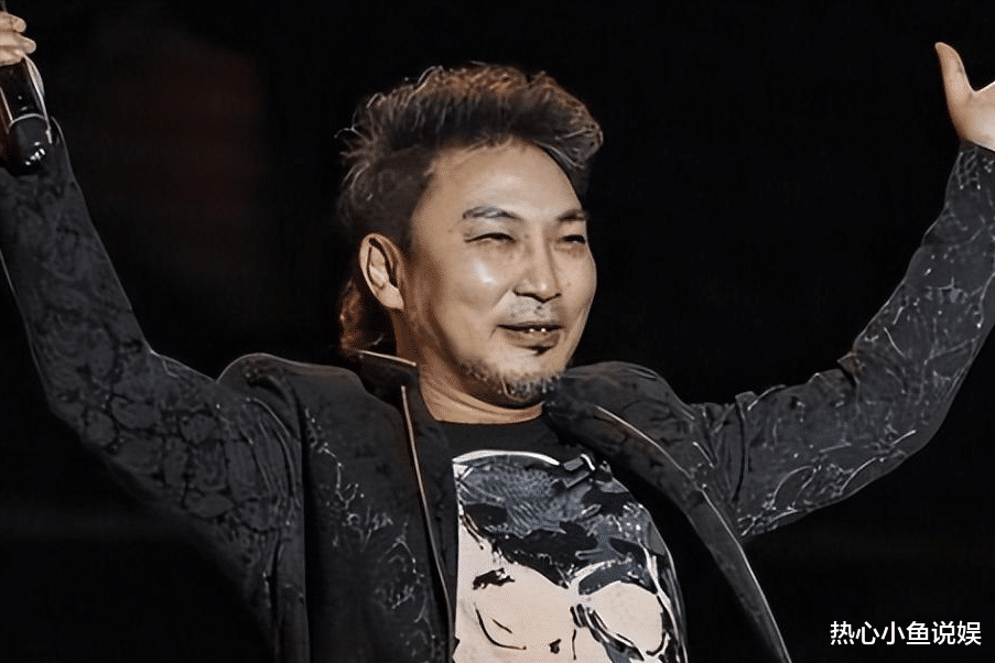 |央视春晚一曲成名，被砍下巴脱落缝130针变阶下囚，今卖马桶为生