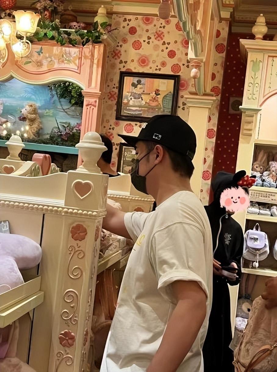 |陈赫父女在上海迪士尼扫货!满满一大包玩偶实力宠娃,张子萱陪伴在侧