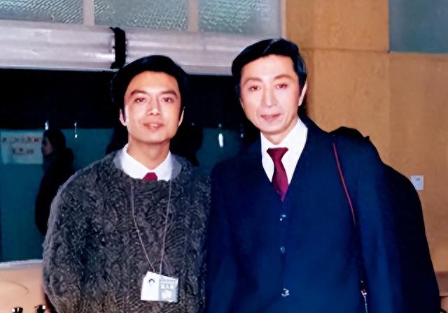 他出道18年不温不火,父亲是《新闻联播》主播,母亲是央视主播