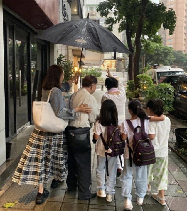 黎姿与仨女儿最新合影犹如四姐妹,孩子入读最贵私校学习中华文化