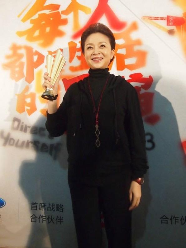 空腹 被66岁刘莉莉惊艳了:不穿老年装、头发带卷不过肩,美得端庄得体