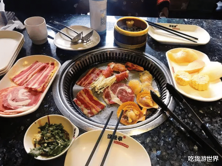 烤肉|吃烤肉时,服务员总是问“换纸吗”?其实是一句暗示,不懂很尴尬