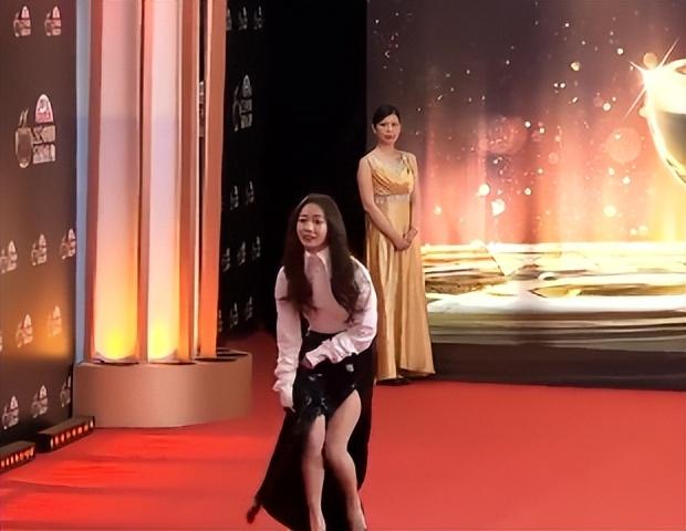 迪丽热巴|女星穿衣被迫成资本流量筹码,杨超越快速拉肩带,热巴用手遮重点