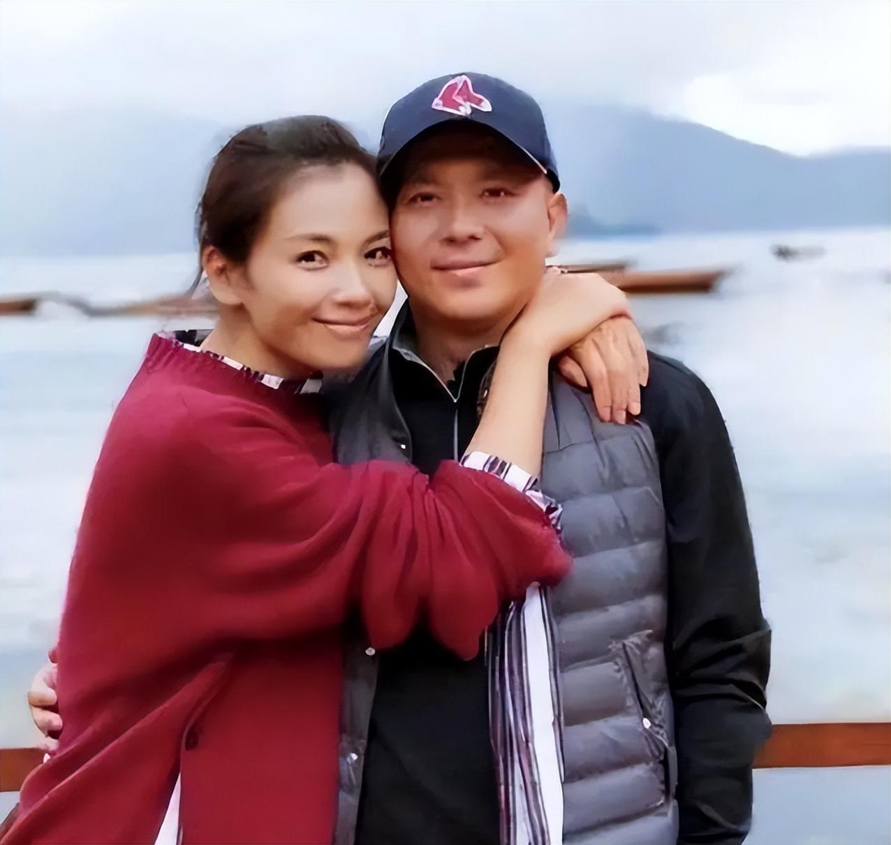 刘涛的父母非常重男轻女,小小年纪刘涛就要干一大堆家务,这也让她从小