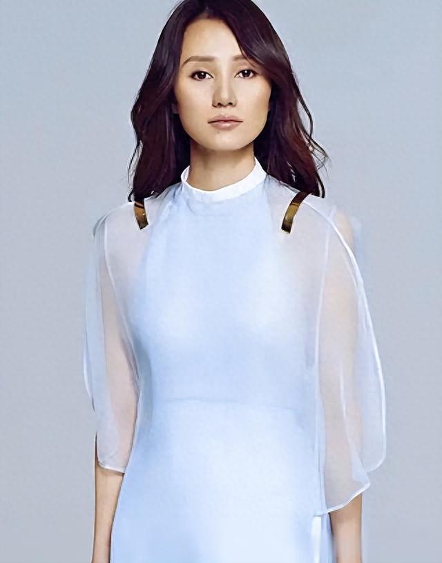 为什么建议中年女人“发不过肩”?看完袁泉的长发造型,你就懂了