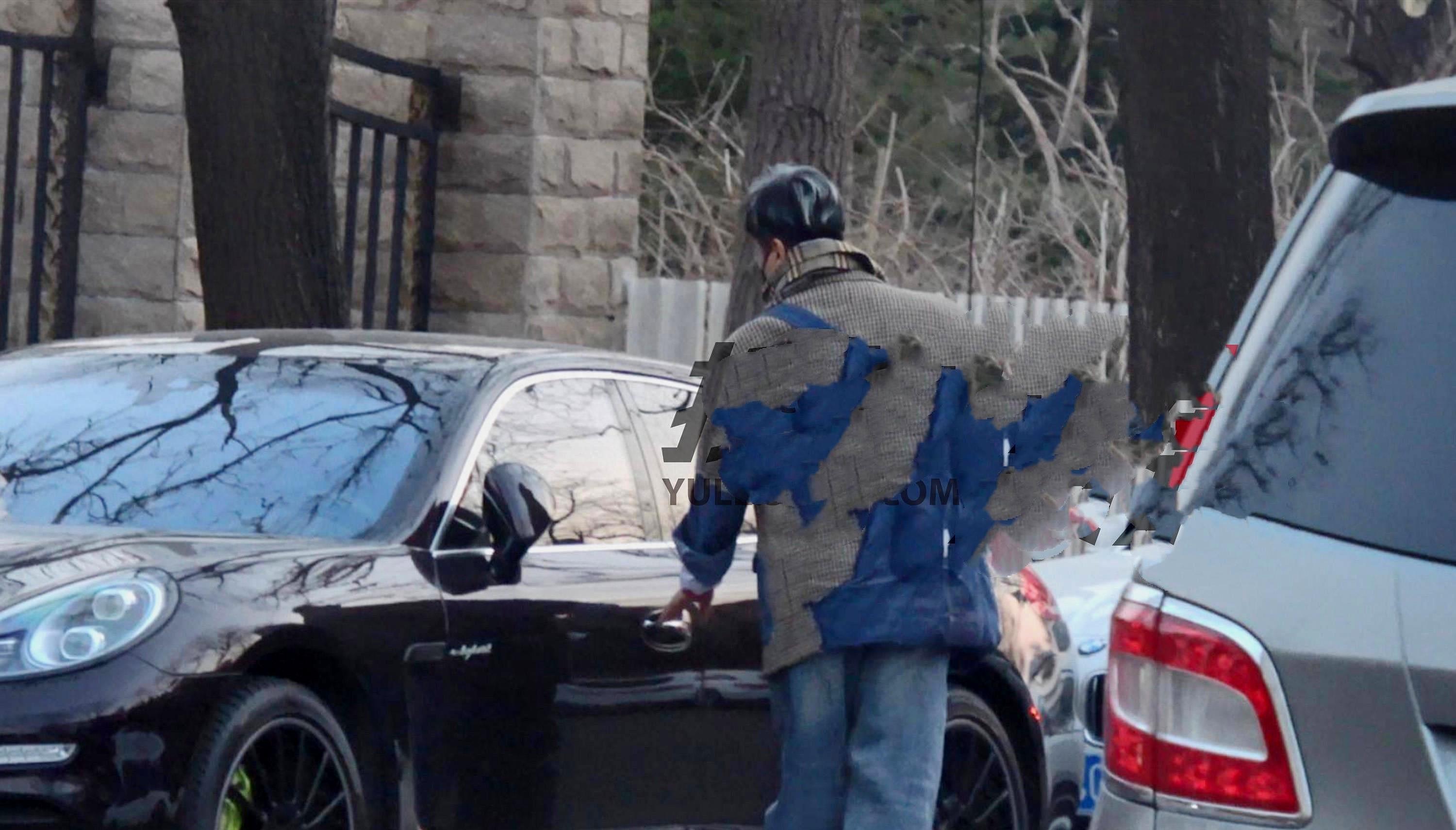 53岁歌手毛宁罕现身,染头发驾豪车生活惬意,曾因吸毒自毁前程