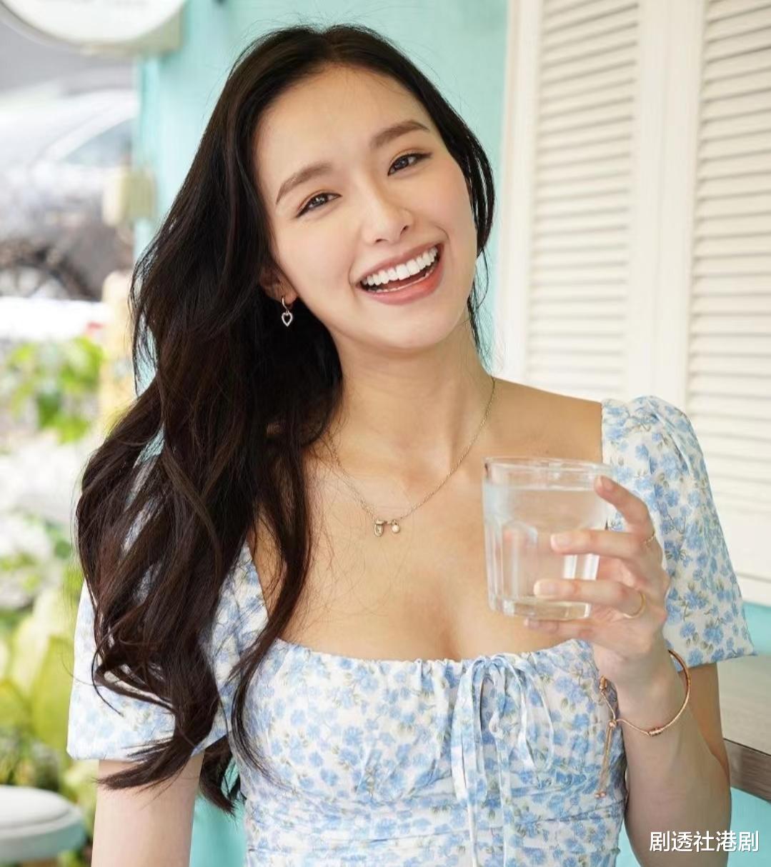 厉害！TVB女神小花挺35周孕肚做瑜伽，动作幅度大一度更站在器械上