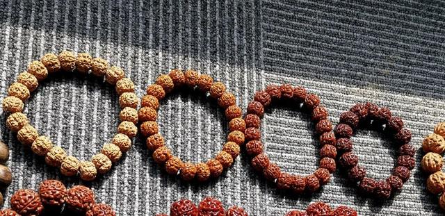 金刚菩提|2年半的手串玉化,他的盘玩秘诀只有2字!