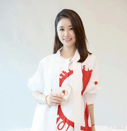 林心如|47岁林心如晒自拍，穿素色短袖皮肤白嫩似少女，小腹凸起疑怀二胎