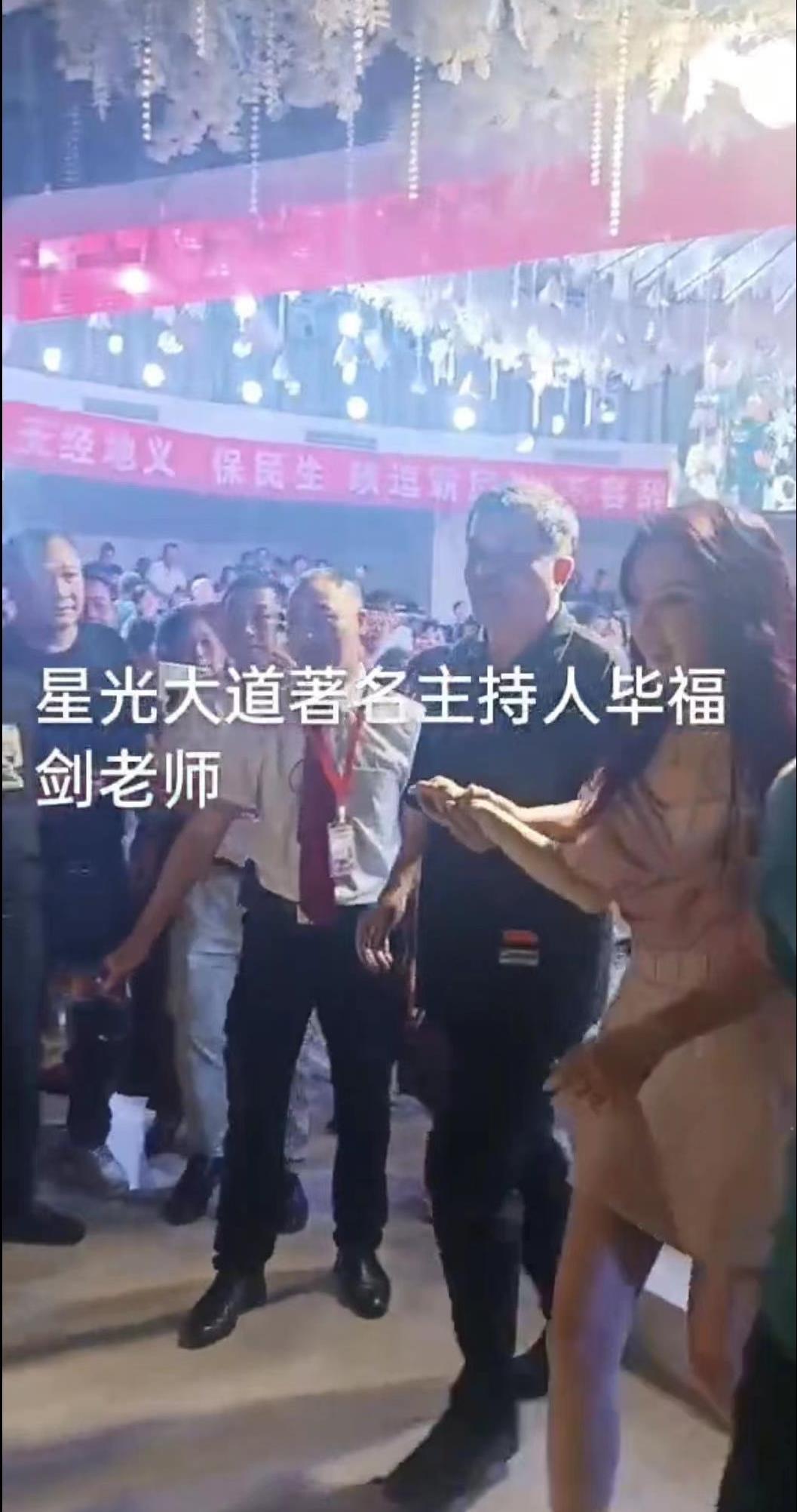 现身婚礼担任主持？“消失”了8年的毕福剑，终究走上“不归路”！