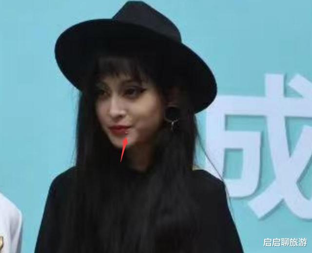|毛阿敏出席女儿成人礼，女儿嘴上唇钉抢镜，打扮前卫似女巫