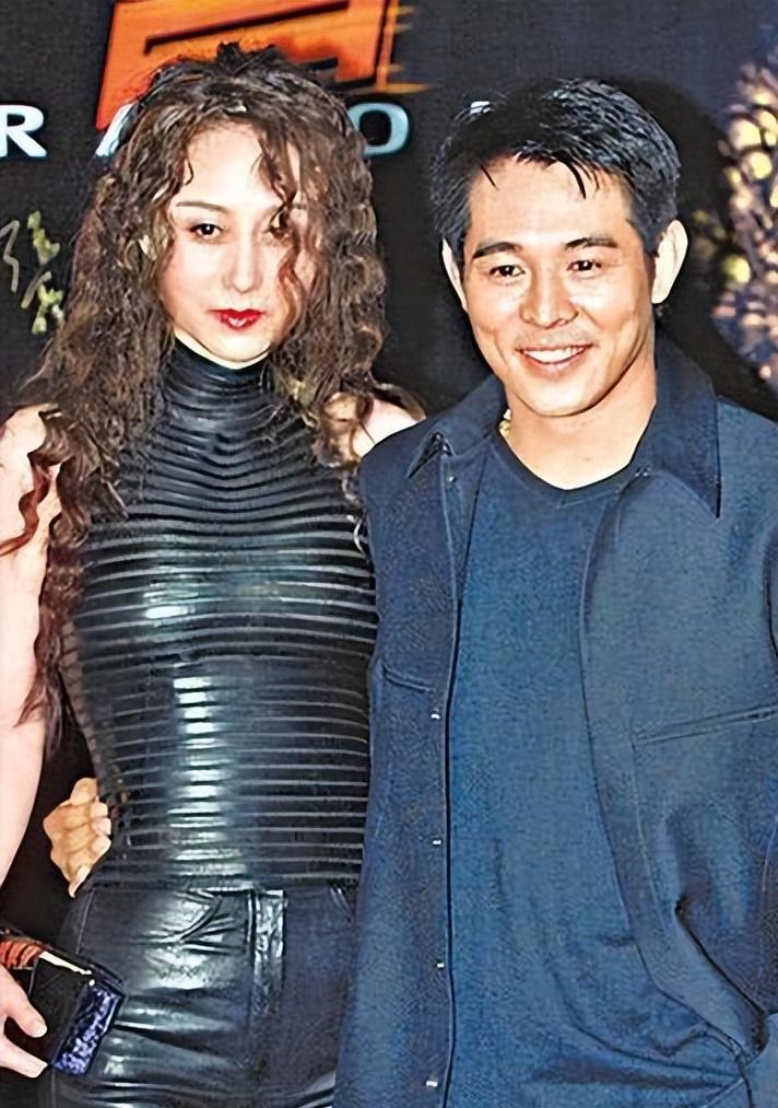 李连杰晒妻子近照，61岁利智衰老似奶奶，62岁黄秋燕仍然美艳动人