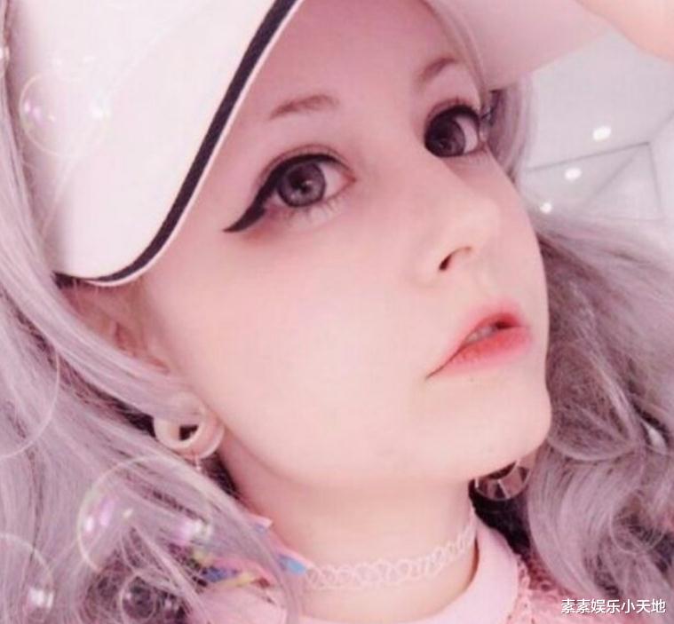 吴卓林|吴卓林妻子晒新年照，坐在喷泉旁摆拍，生活现状惬意且舒适