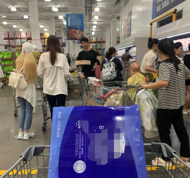 香港女明星带小鲜肉到深圳购物,买两推车的食品,曾拒绝回大陆上班