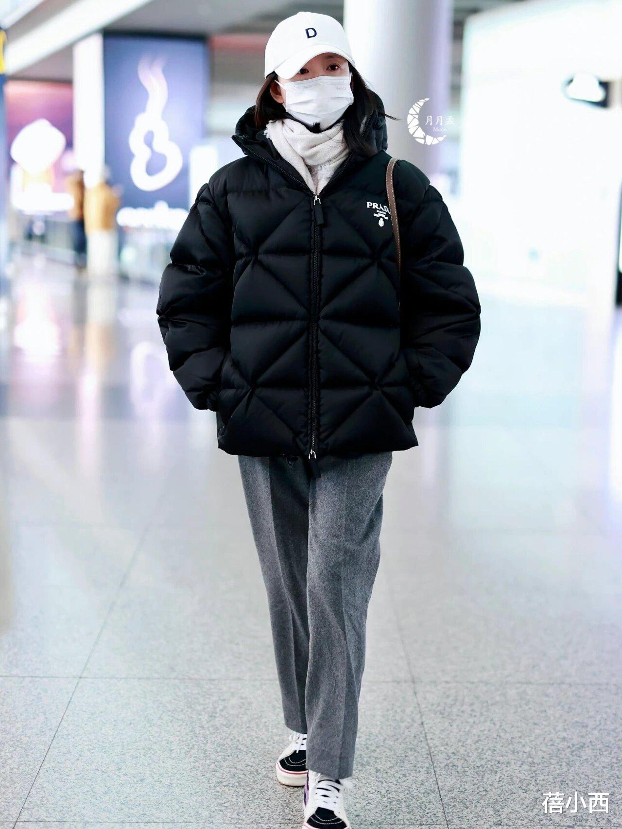 43岁董洁秋冬穿搭,带火了这3件套:羽绒服、黑大衣、羊羔毛外套