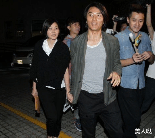 短发 郑伊健和老婆露面，蒙嘉慧剪情侣短发好少女，两人手牵手太腻歪