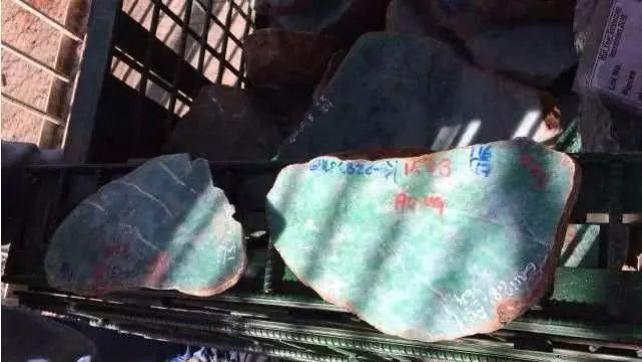 一块翡翠原石，竟切出数十条满绿手镯