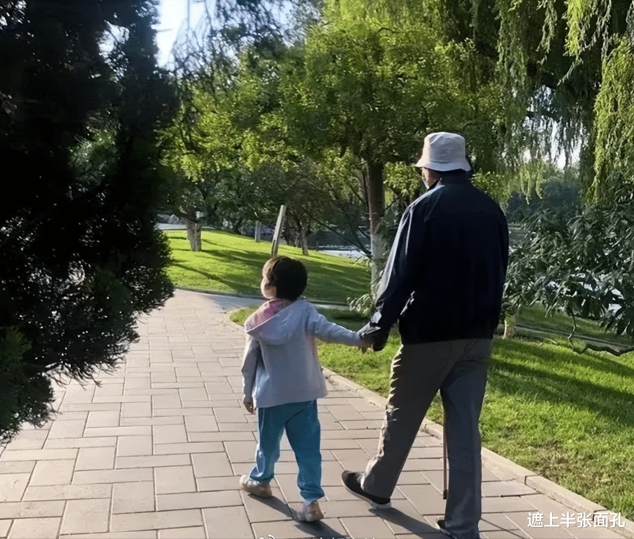 汤唯|汤唯一家三口回杭州过元宵,带韩国老公听昆曲,带7岁女儿打耳洞