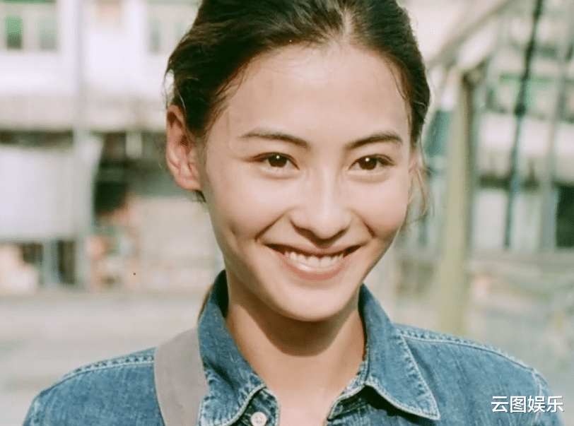 张柏芝|张柏芝娘家人齐当艺人，姐姐穿短裙献唱身材好，弟弟在内地演戏