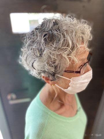 头发花白阿姨短发烫个全头卷,没想到这么美,特别显气质