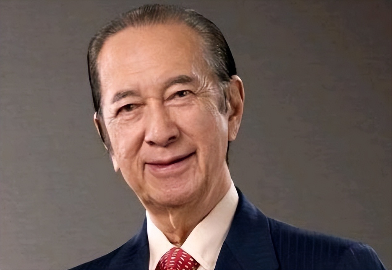 32岁何超盈为女儿庆生,暴瘦过后显老态,学霸老公站一起像儿子