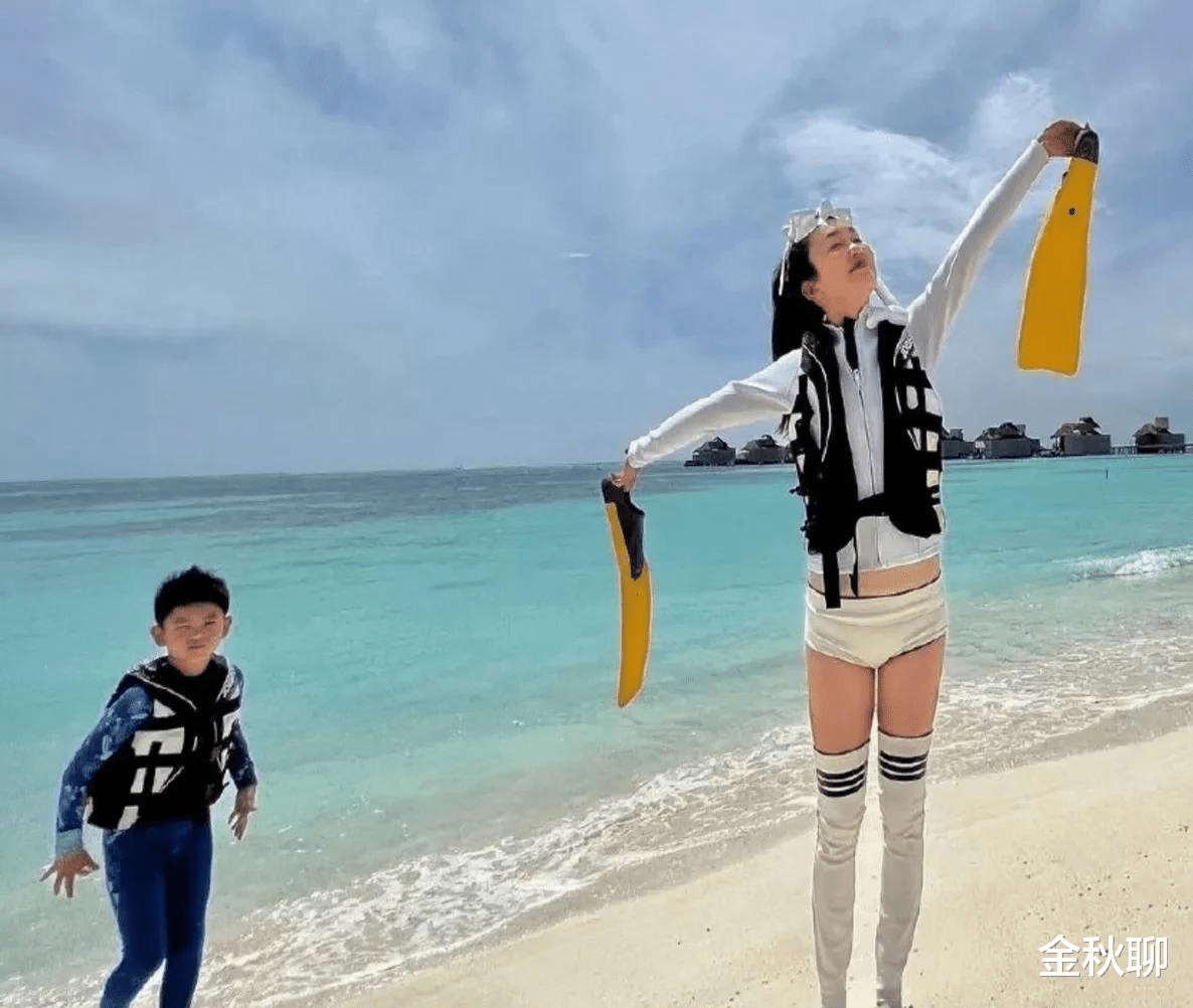 范文芳|51岁范文芳秀身材惹热议 小龙女终把杨过熬成爹！