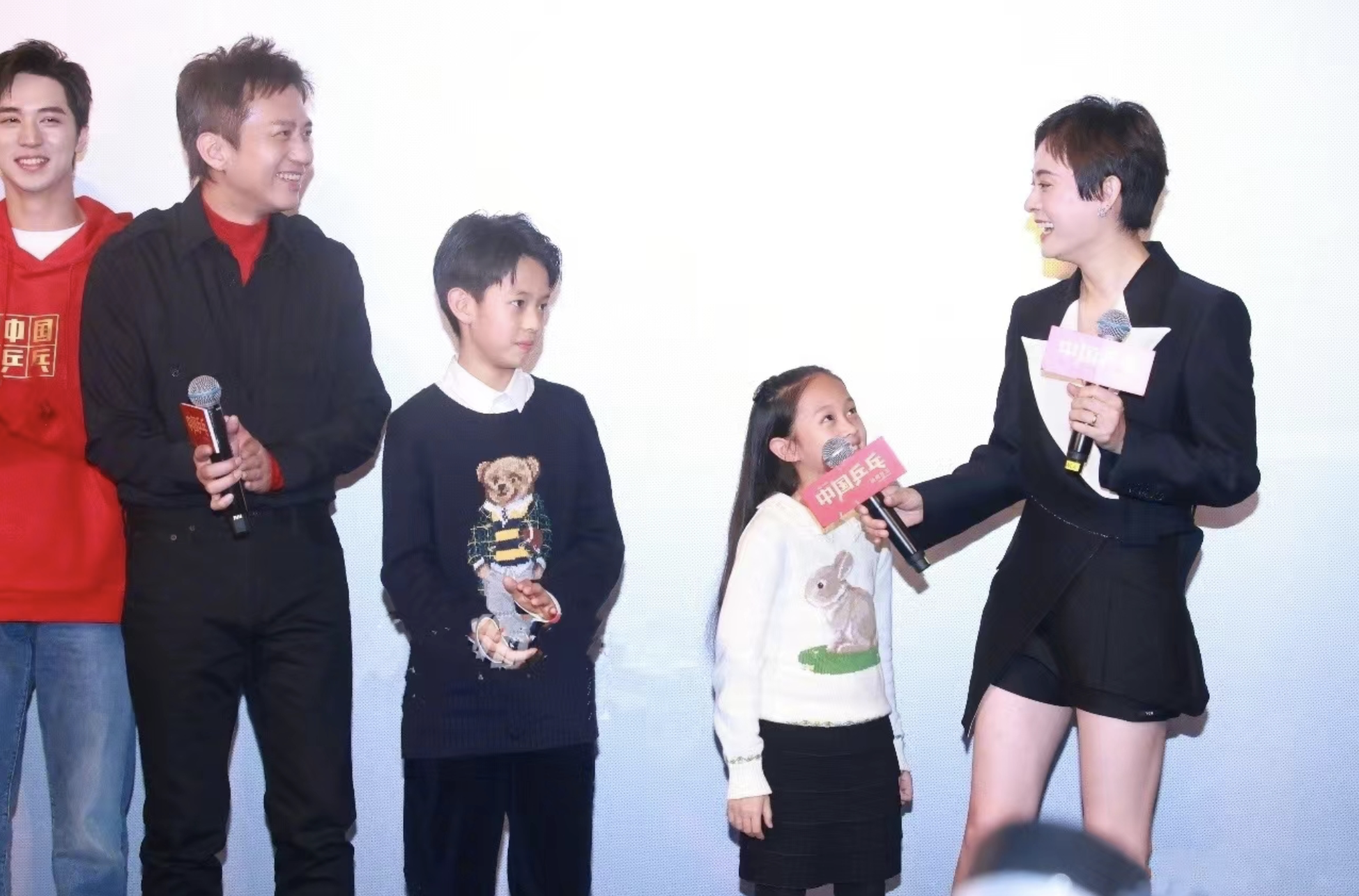 邓超|邓超《中国乒乓》首映,儿女均有参演,兄妹俩摘口罩上台颜值超高