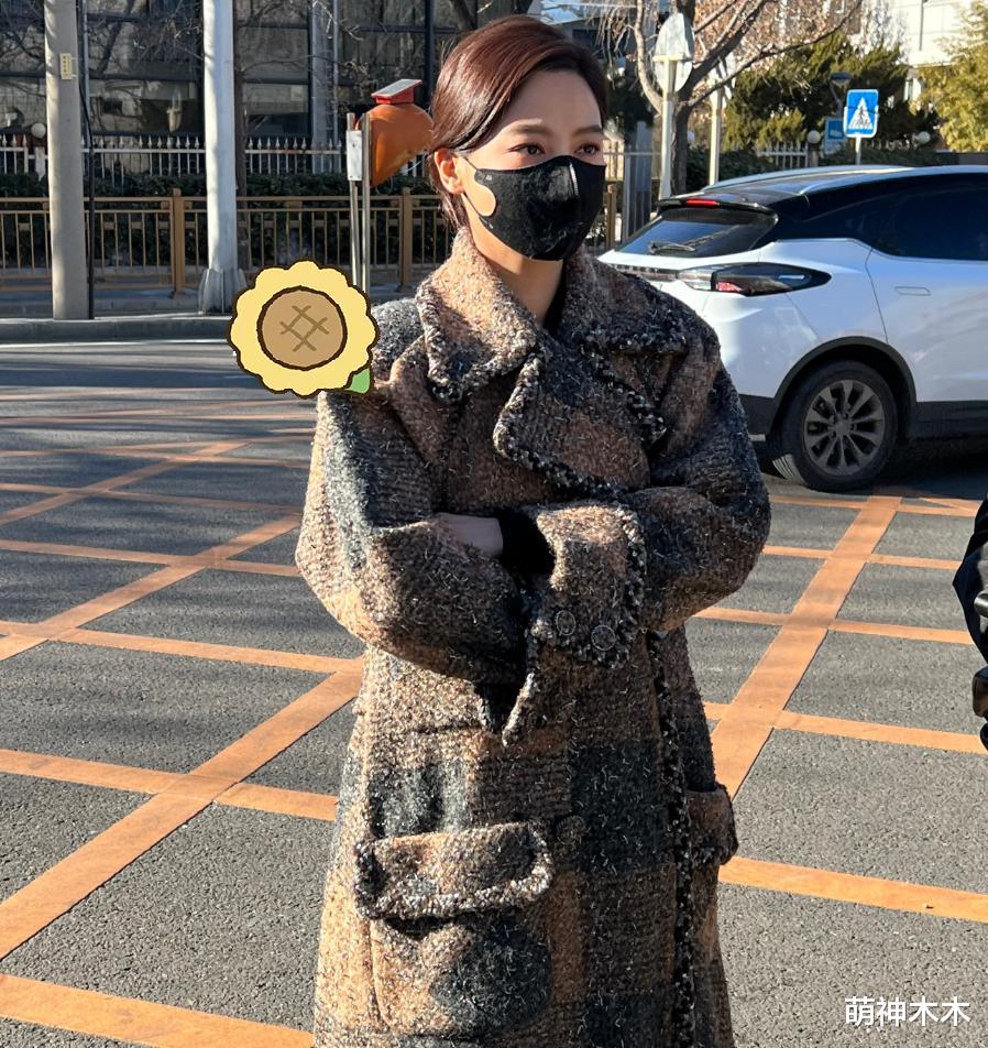 杨幂双台春晚忙不停,身穿平价皮草现身录制,同款被卖断货