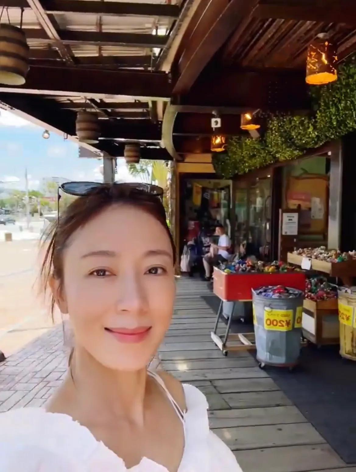 杨怡夫妇带女儿出游，母女俩穿亲子装好有爱，3岁小珍珠颜值好高