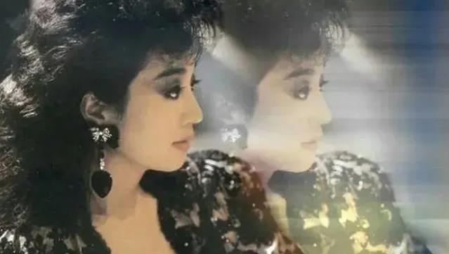 74岁徐小凤被质疑假唱,开口第一句就露馅,真爱粉实锤放的是录音!