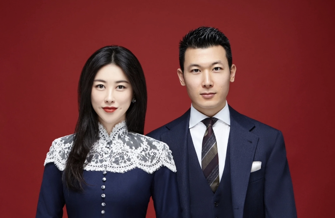 朱珠庆祝2周年结婚纪念日,首晒结婚证件照,带女儿重回婚礼场地 - 娱乐