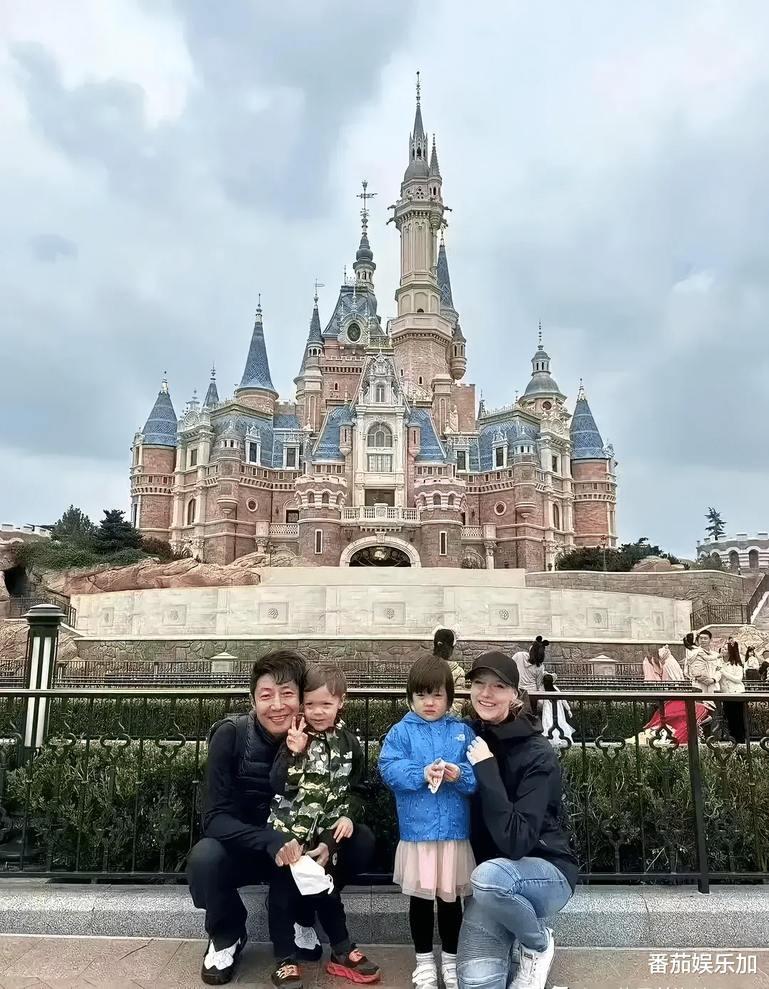 央视撒贝宁一家四口出游，女儿像爸儿子像妈，验证了一句“老话”