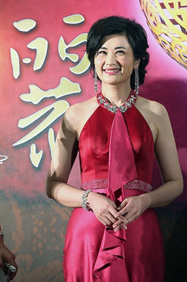 黄有龙父亲在老家去世，赵薇黄有龙均未现身！黄有龙犯了什么事？