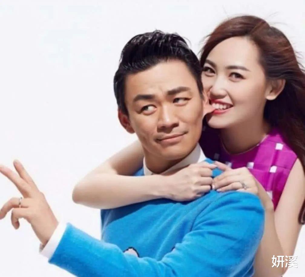 马蓉和王宝强离婚后首次合影!37岁马蓉新染一头金发像大学生