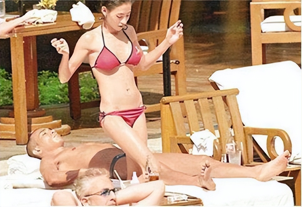 张柏芝|曾经张柏芝和陈小春同游曼谷,在游泳池旁,被媒体拍摄下来了