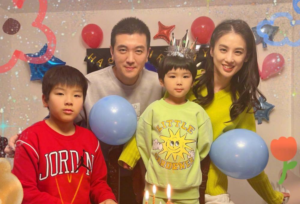 安迪|杨子一家五口团聚!安迪变胖长胡子被忽视,黄圣依被指偏心小儿子